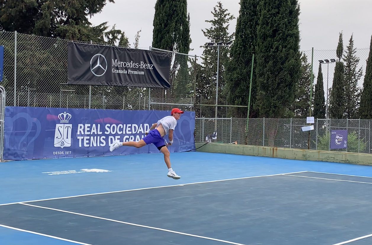 La vocalía de tenis promueve la práctica de este bello deporte tanto a nivel de competición como social, y gestiona una escuela de Tenis de gran calidad para jugadores de todas las edades.